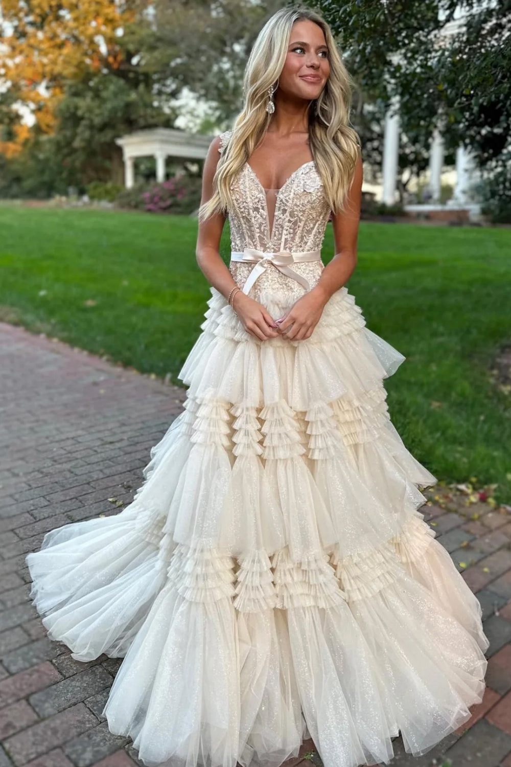 Vestido de fiesta largo rosa claro con volantes y corte princesa en A y hombros descubiertos de Roycebridal