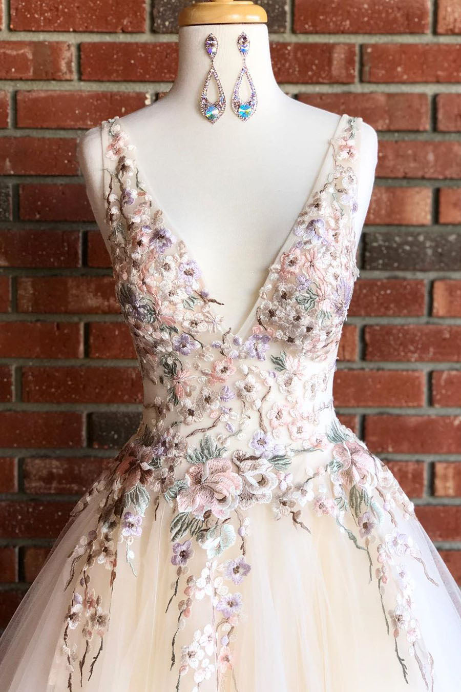 Elegante vestido de fiesta largo color marfil con escote en V y bordado floral