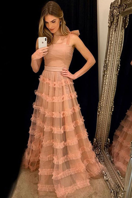 Elegante vestido de fiesta largo color melocotón con tirantes y volantes en cascada