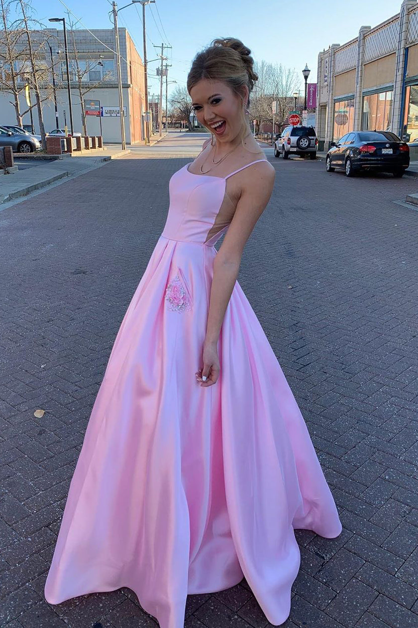 Elegante vestido de fiesta largo rosa con tirantes en forma de A y bolsillos con cuentas