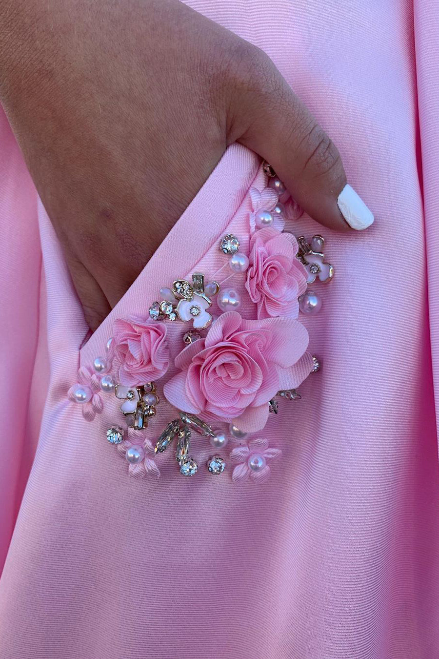 Elegante vestido de fiesta largo rosa con tirantes en forma de A y bolsillos con cuentas