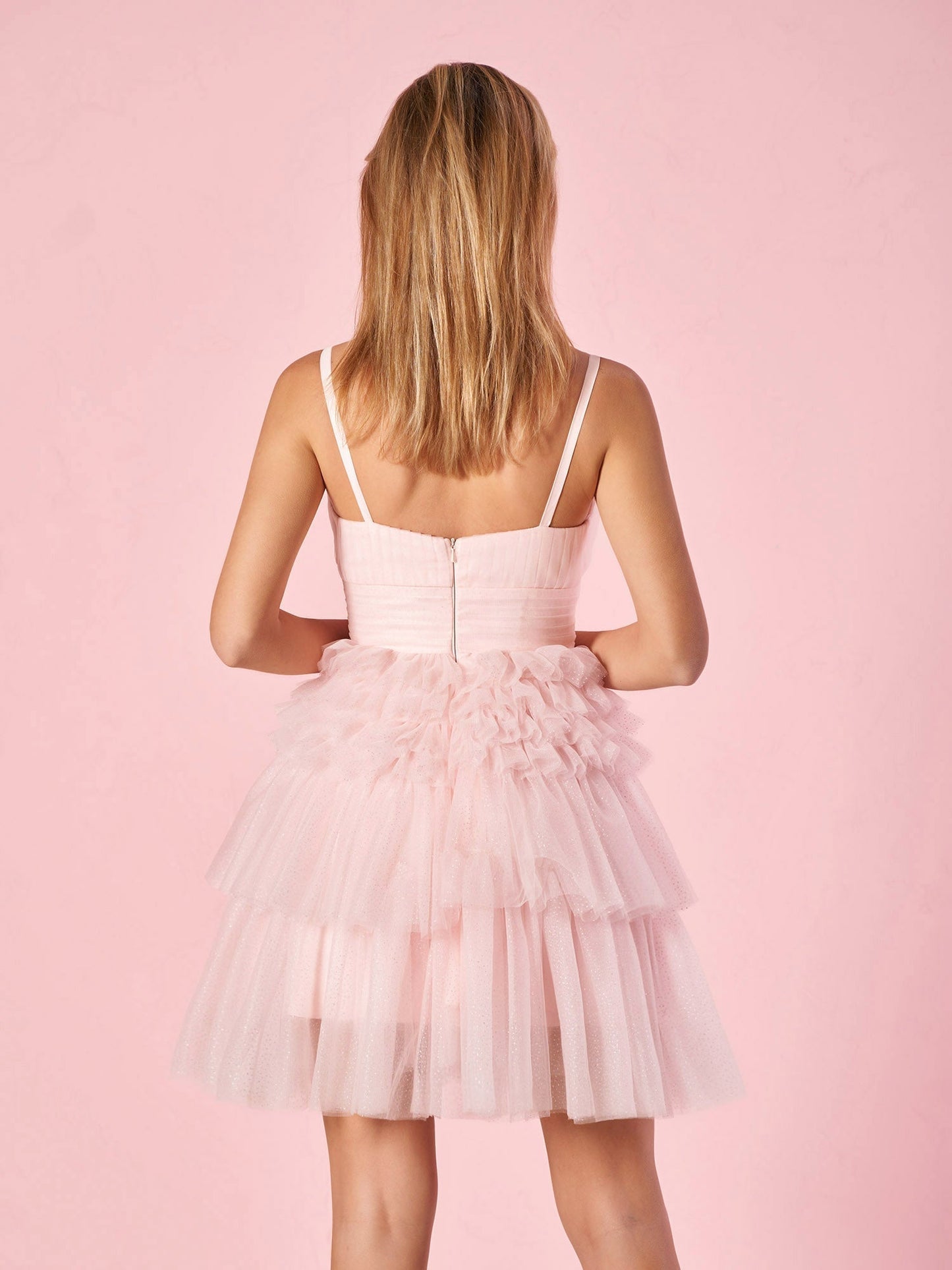 Kurzes A-Linien-Heimkehrkleid mit tiefem V-Ausschnitt und Stufen