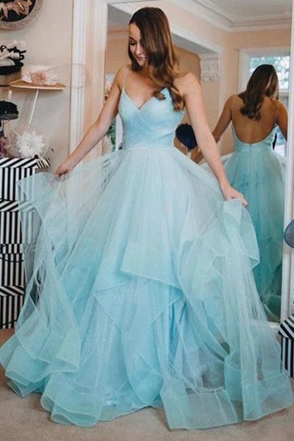 Vestido de fiesta largo azul claro brillante con espalda abierta y volantes