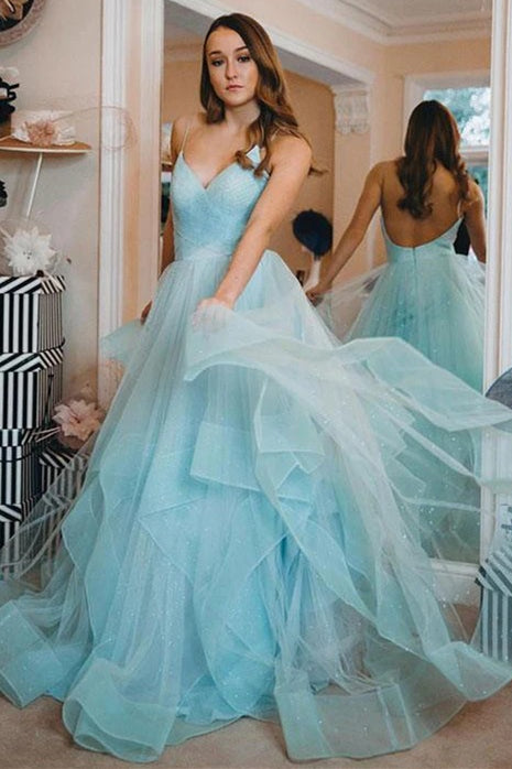 Vestido de fiesta largo azul claro brillante con espalda abierta y volantes