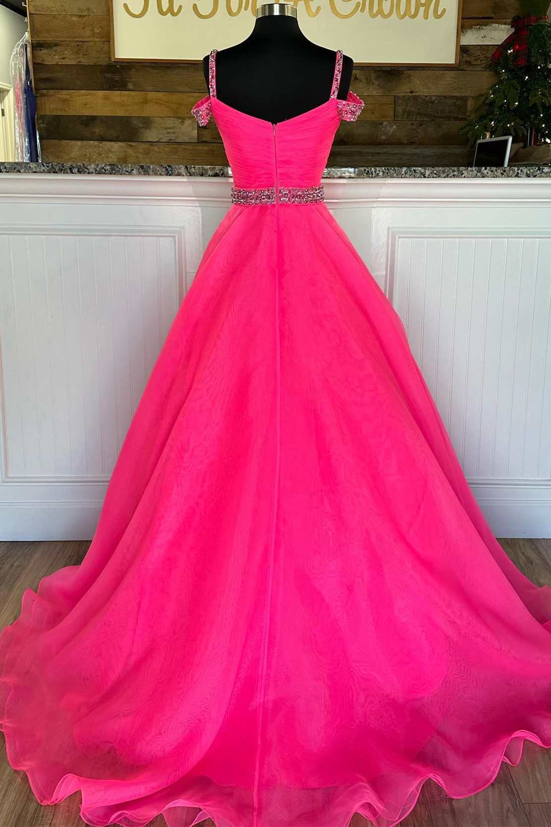 Vestido de fiesta Roycebridal de corte A con hombros descubiertos y cuentas en rosa intenso