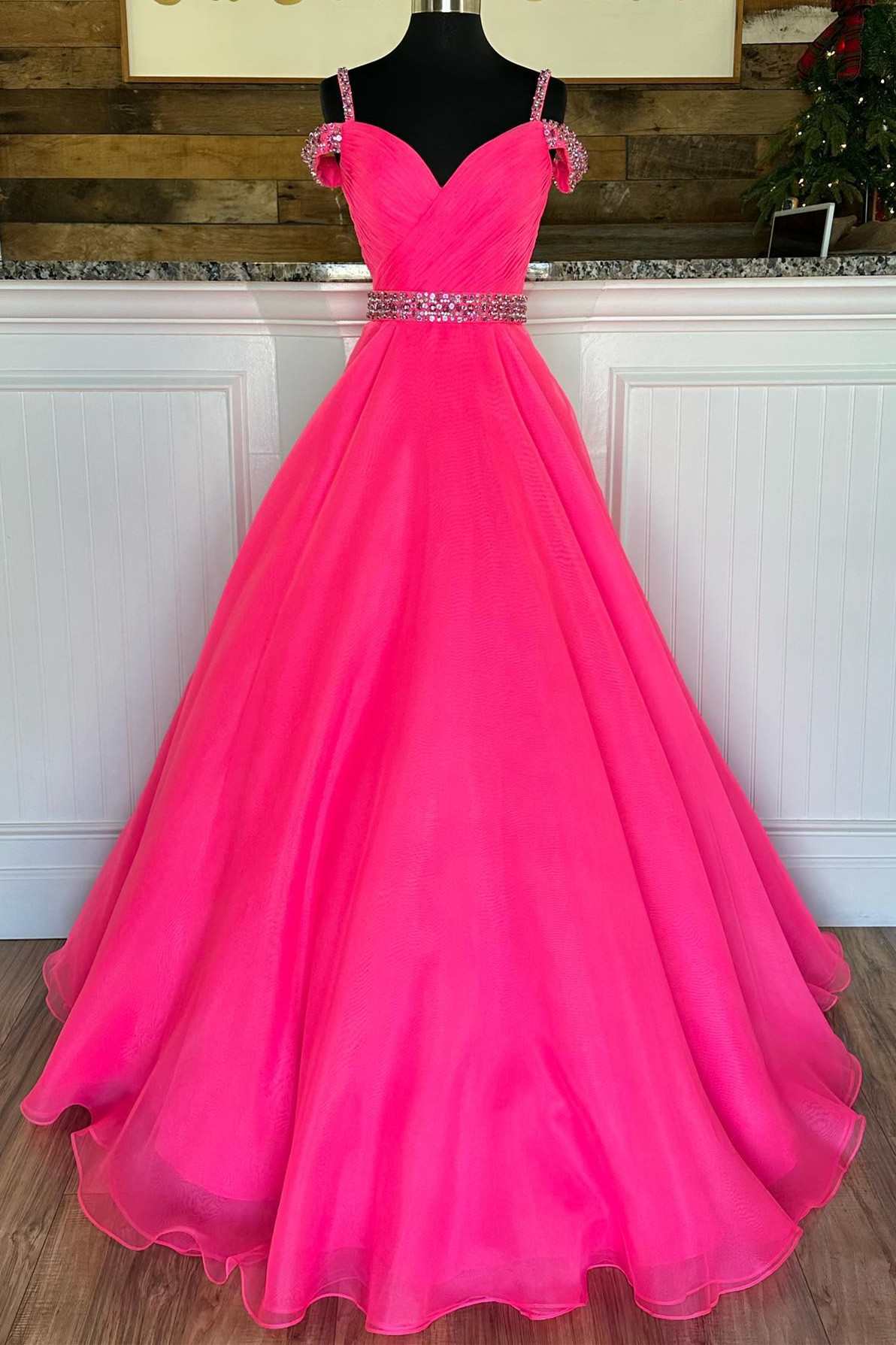 Vestido de fiesta Roycebridal de corte A con hombros descubiertos y cuentas en rosa intenso