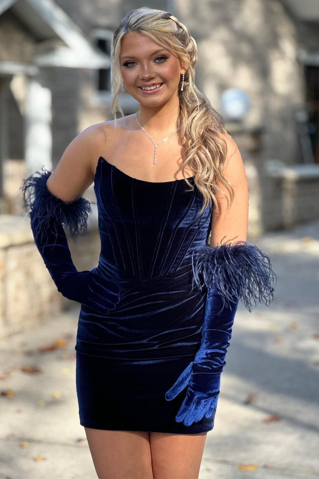 Weinrotes, trägerloses, figurbetontes, kurzes Homecoming-Kleid aus Samt