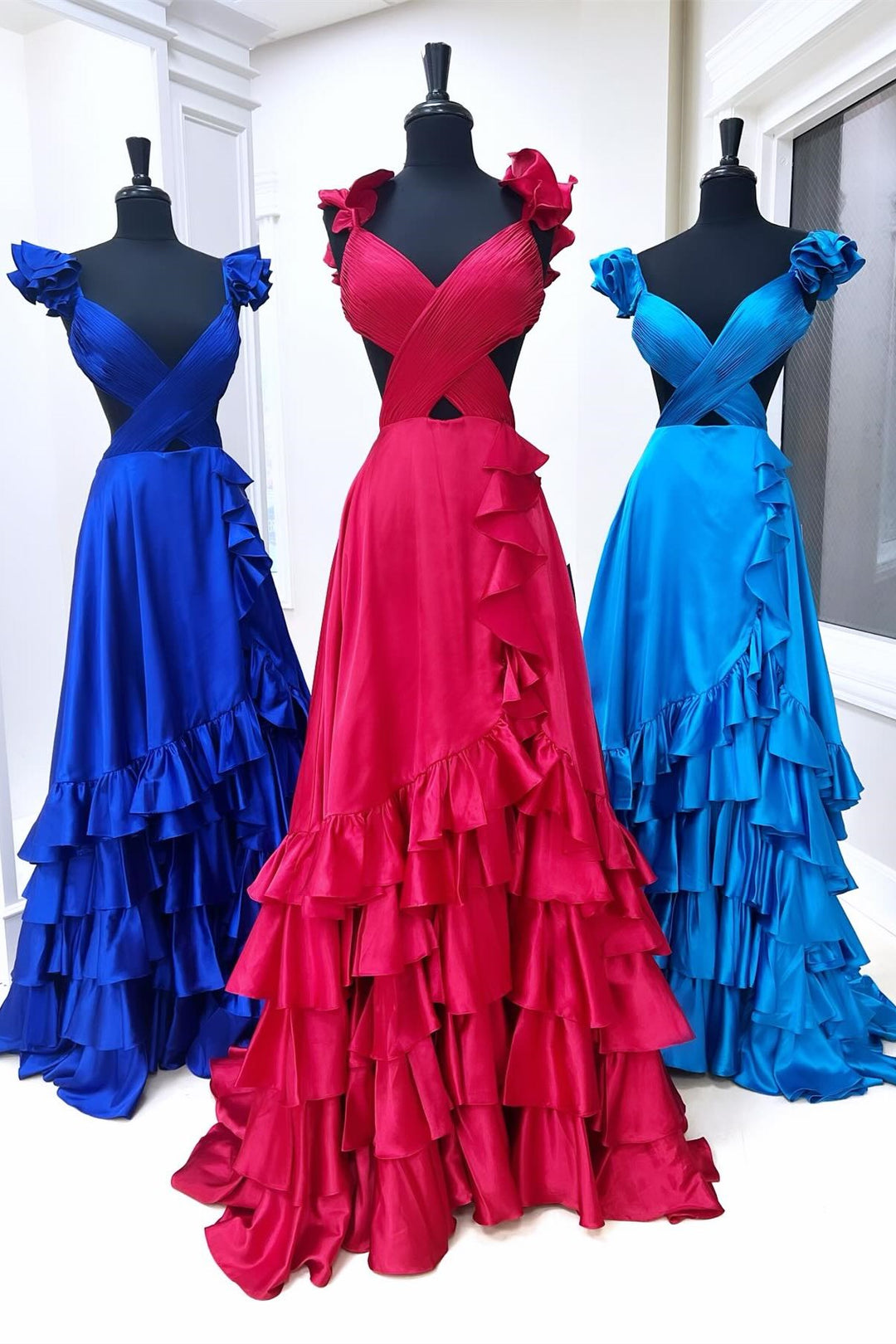 Vestido de fiesta largo de corte A con volantes y abertura