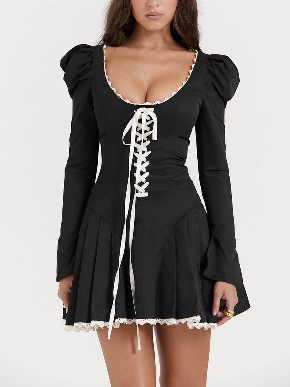 Schwarz-cremefarbenes plissiertes Minikleid