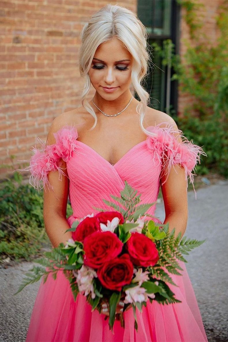 Vestido de fiesta largo color coral con hombros descubiertos