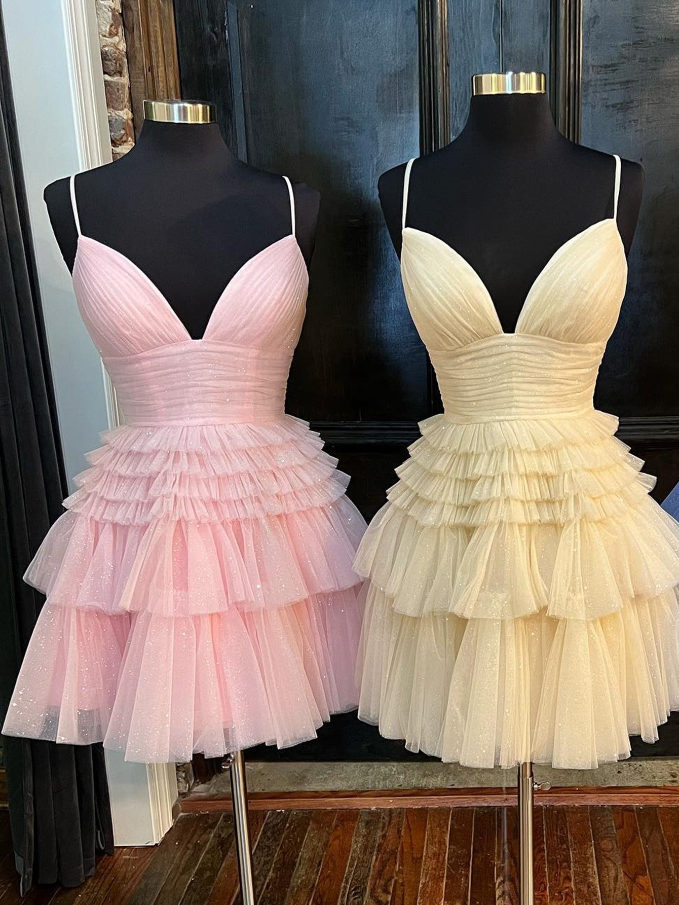 Kurzes A-Linien-Heimkehrkleid mit tiefem V-Ausschnitt und Stufen