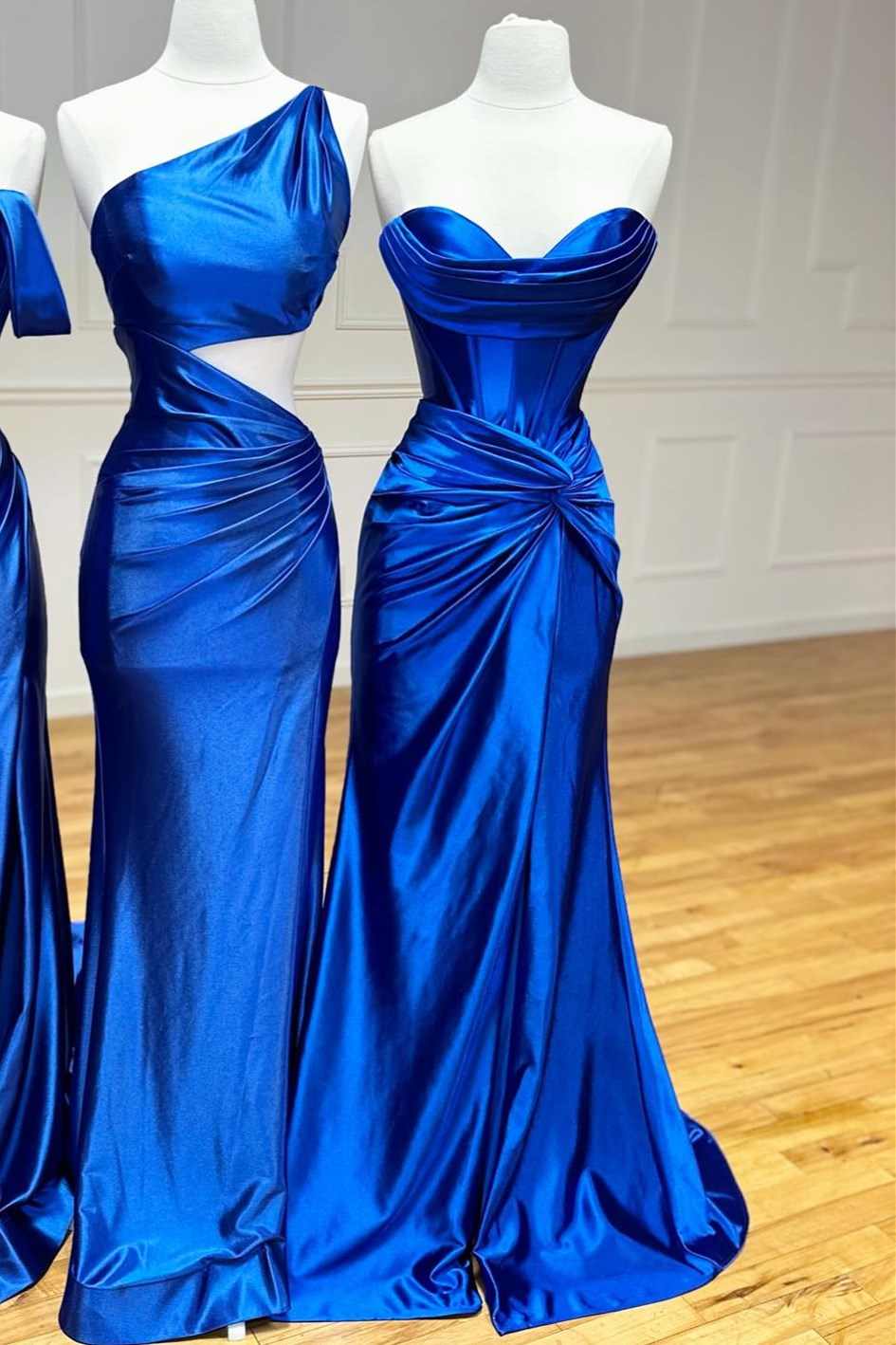 Vestido largo de sirena con abertura y escote torcido sin tirantes