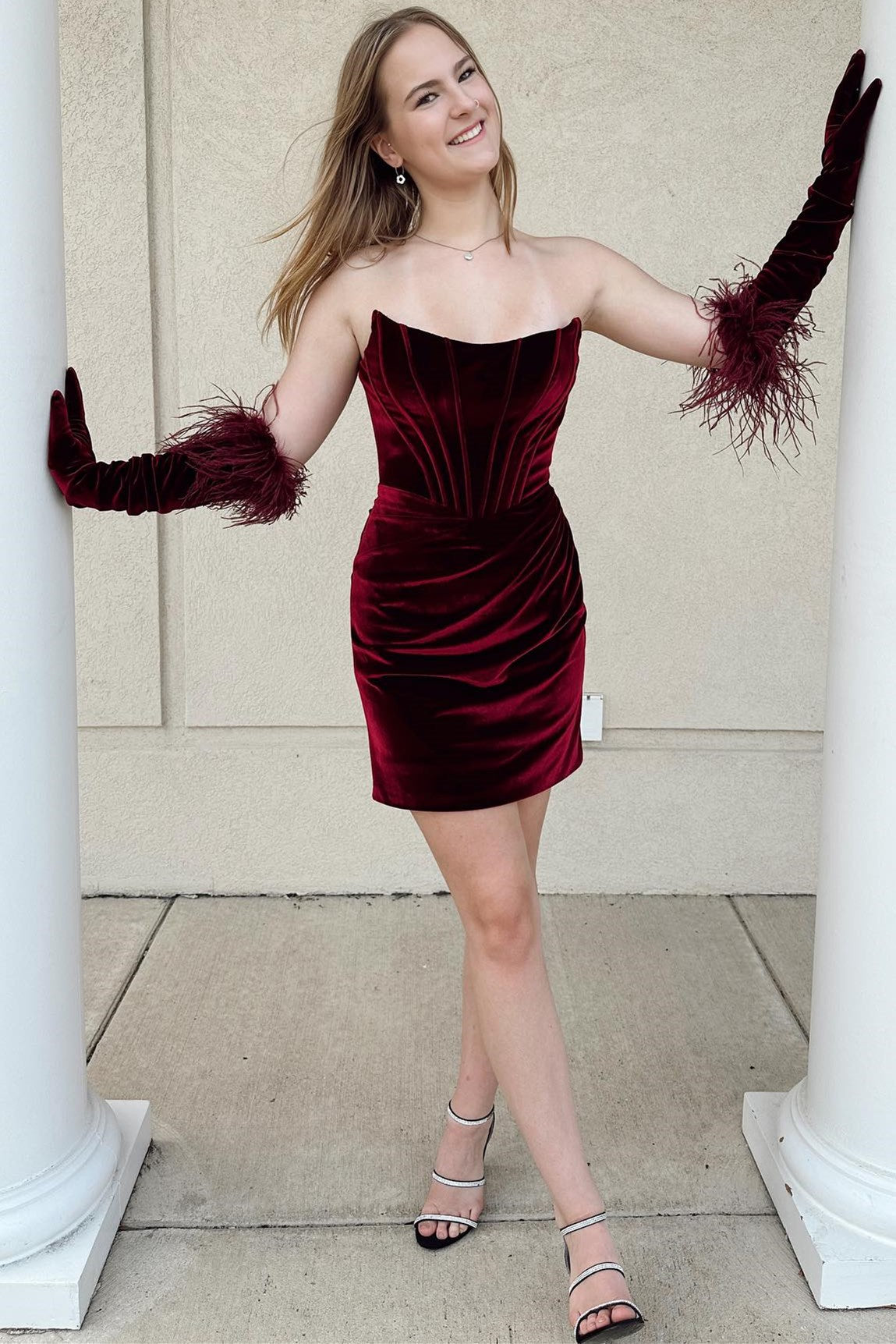 Weinrotes, trägerloses, figurbetontes, kurzes Homecoming-Kleid aus Samt
