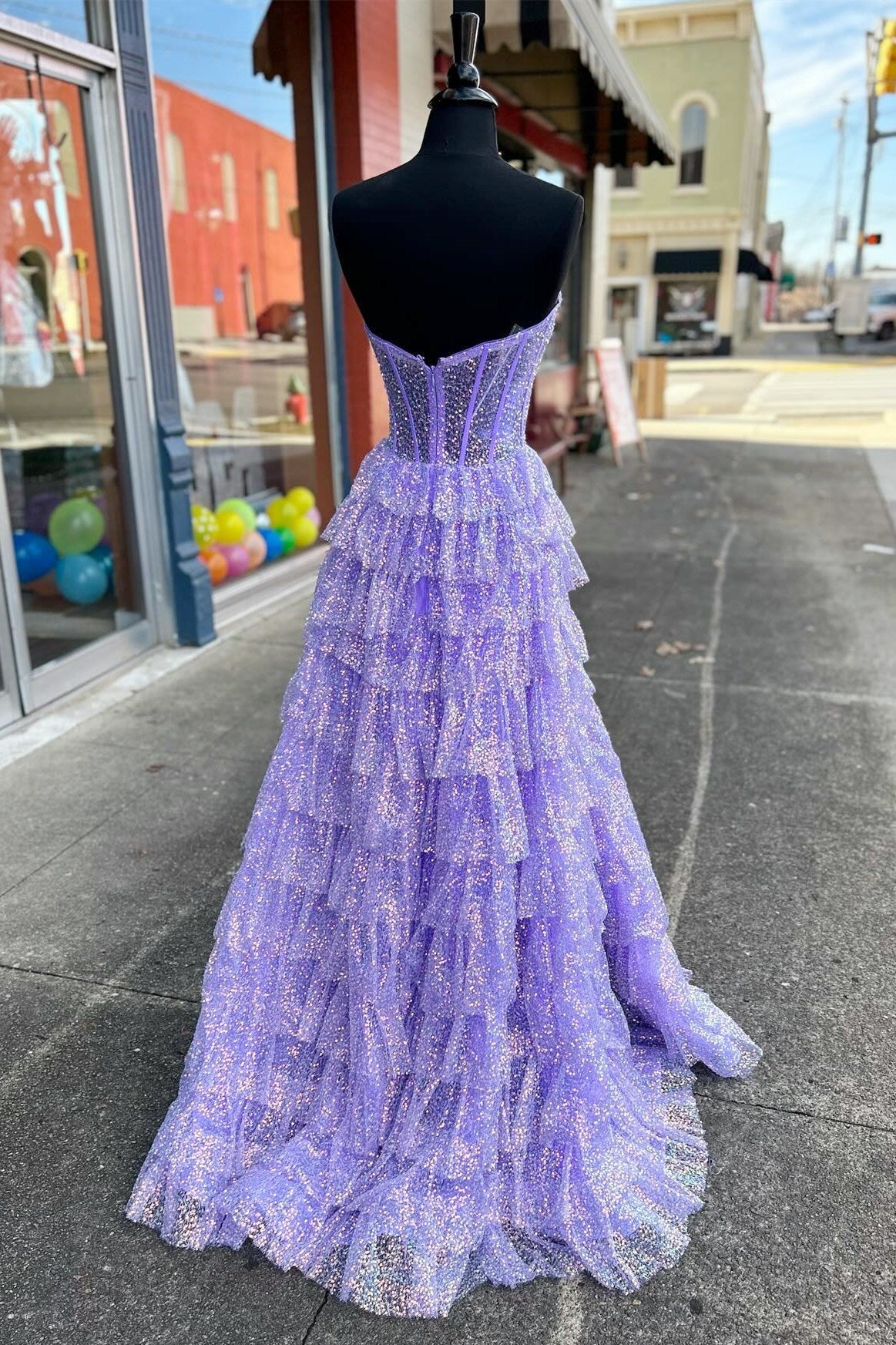 Vestido de fiesta largo con volantes y corsé de tul brillante con abertura