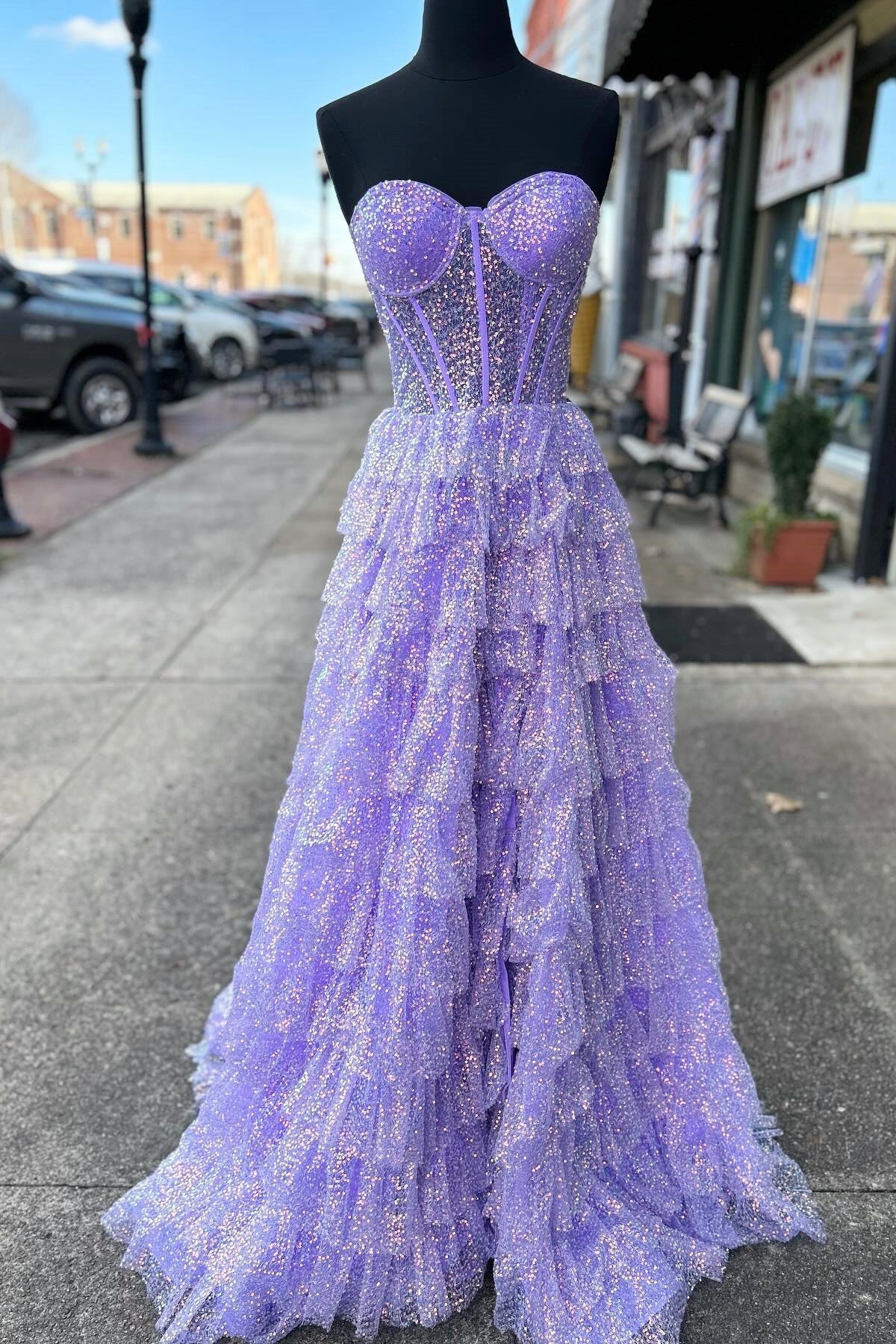 Vestido de fiesta largo con volantes y corsé de tul brillante con abertura