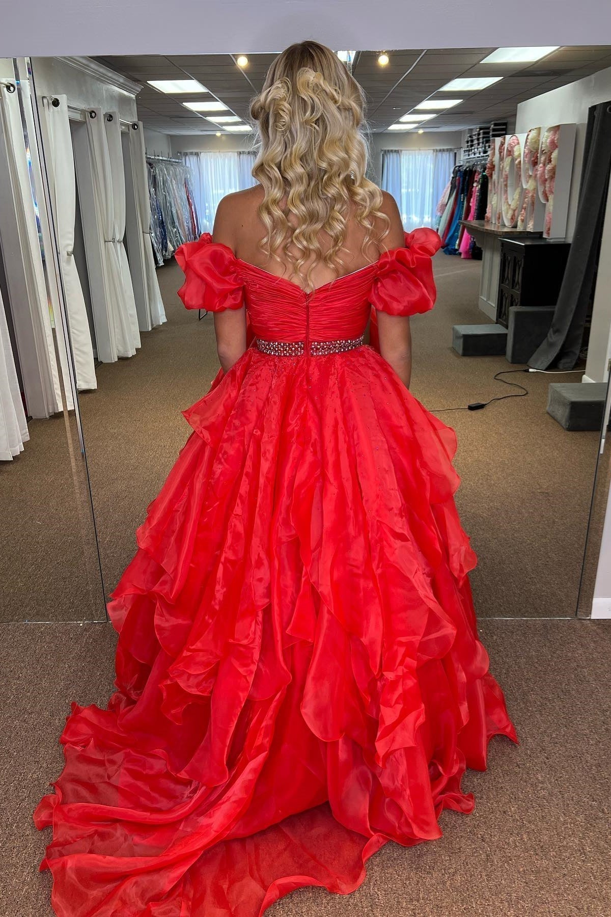 Roycebridal Giovanna | Vestido de fiesta largo de tul con cuentas y capas en rojo, hombros descubiertos