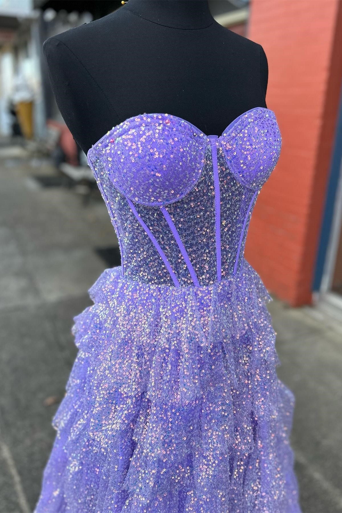 Vestido de fiesta largo con volantes y corsé de tul brillante con abertura