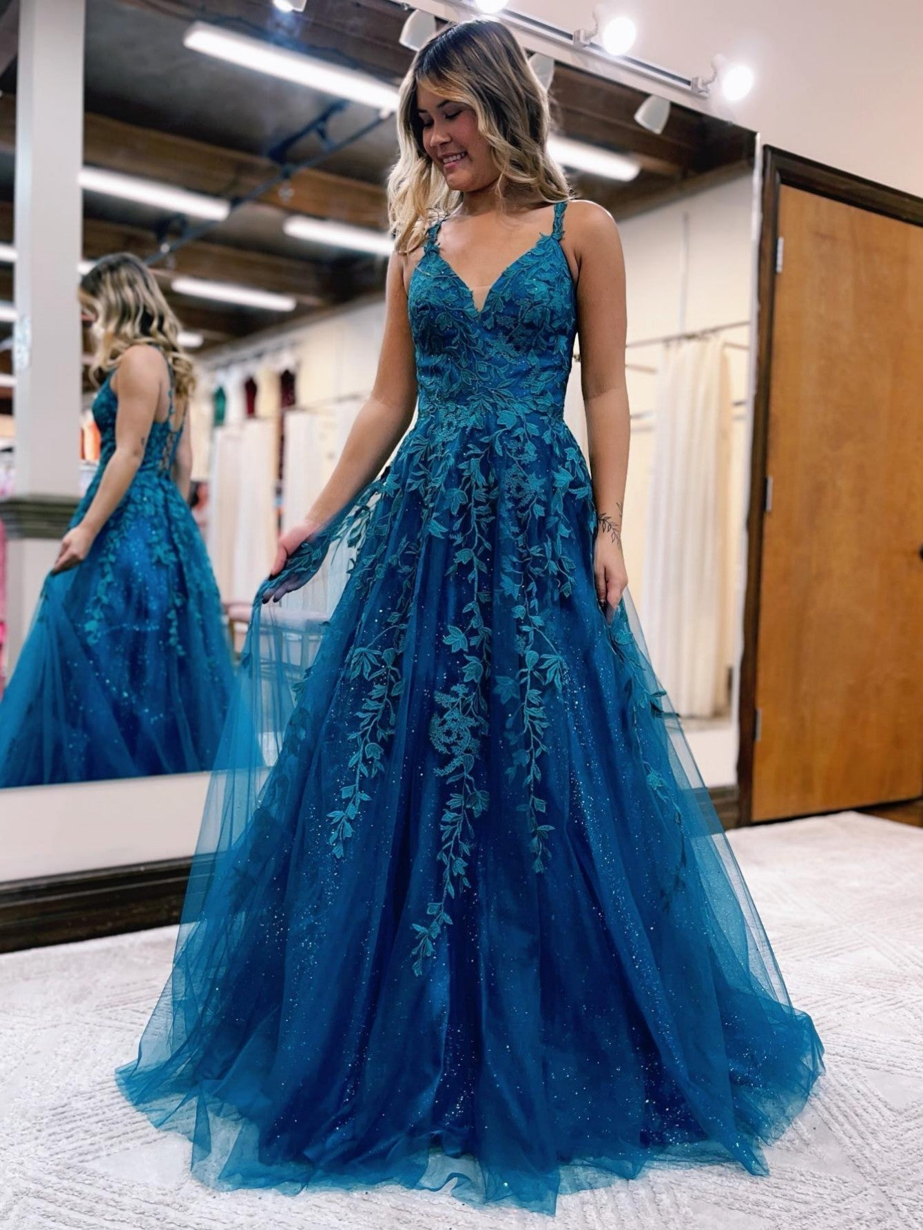 A-Linien-Ballkleid aus glitzernder Tüllspitze in Tintenblau