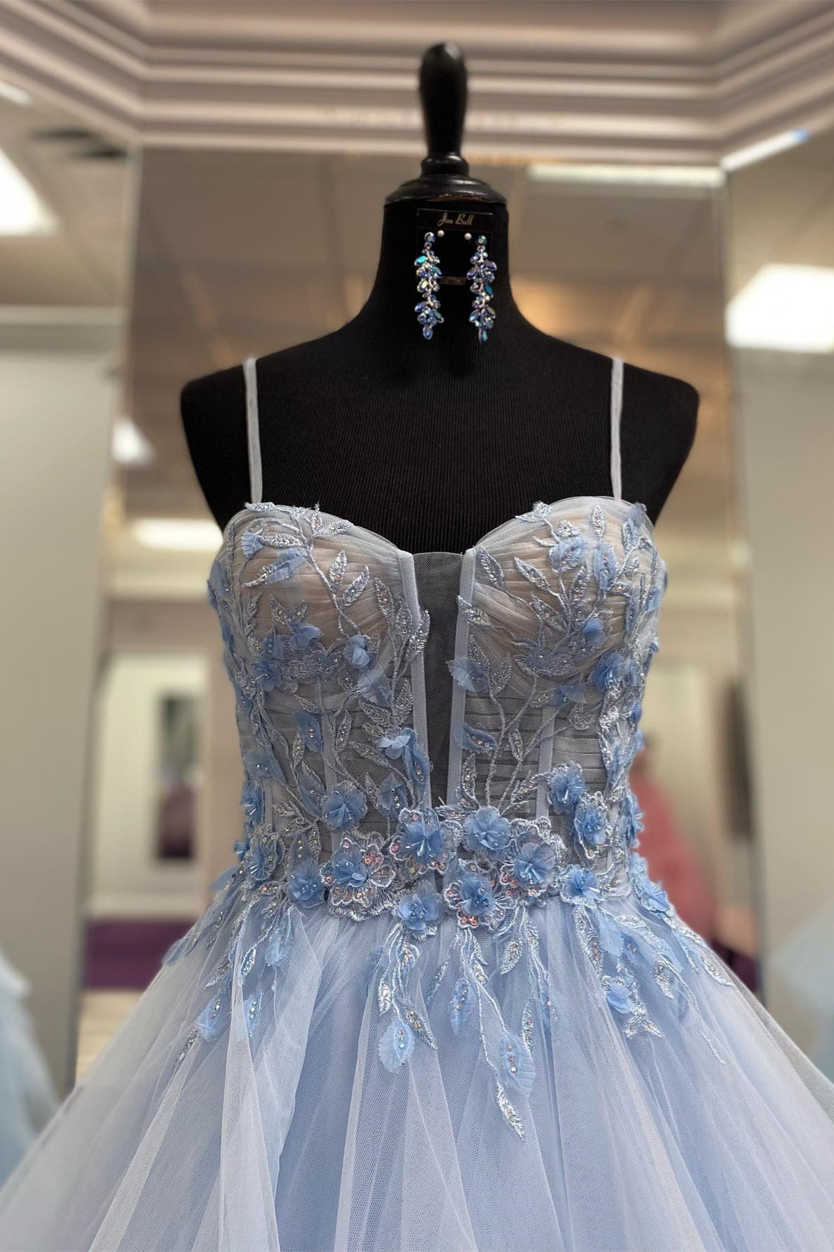 Vestido de fiesta largo de corte A con tirantes y capas florales