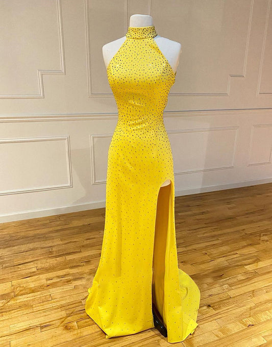 Vestido de fiesta amarillo de sirena con cuello alto y abertura