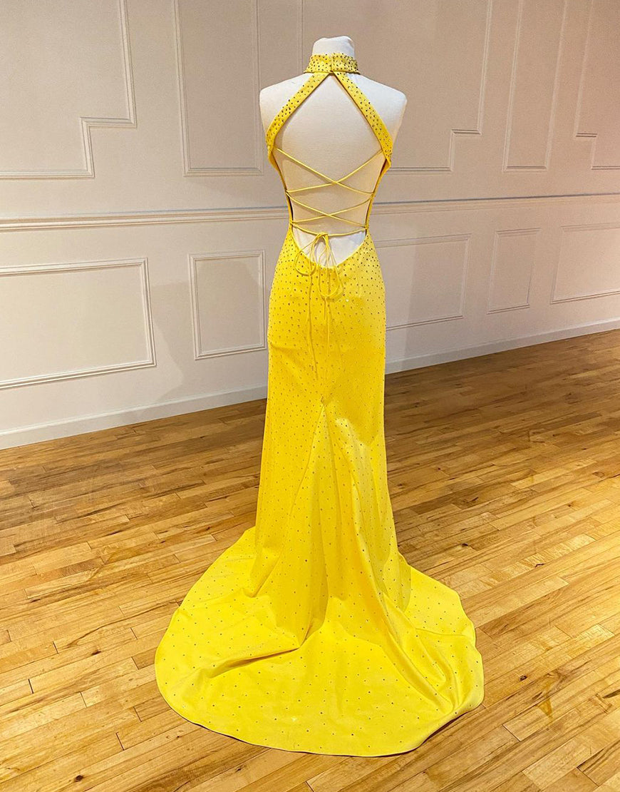 Vestido de fiesta amarillo de sirena con cuello alto y abertura