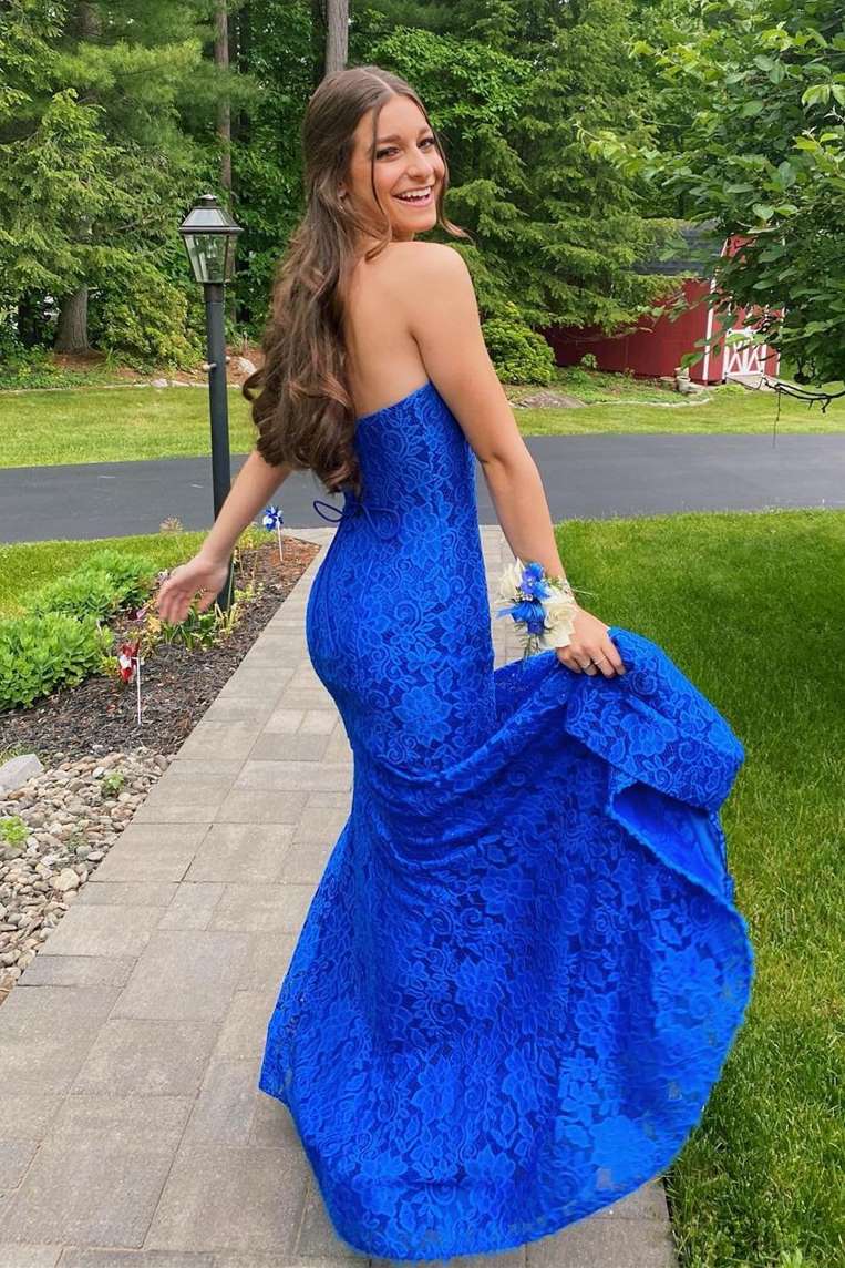 Vestido de fiesta de encaje azul real sin tirantes con abertura