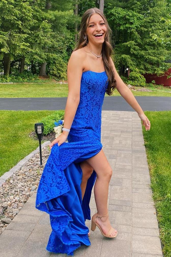 Vestido de fiesta de encaje azul real sin tirantes con abertura
