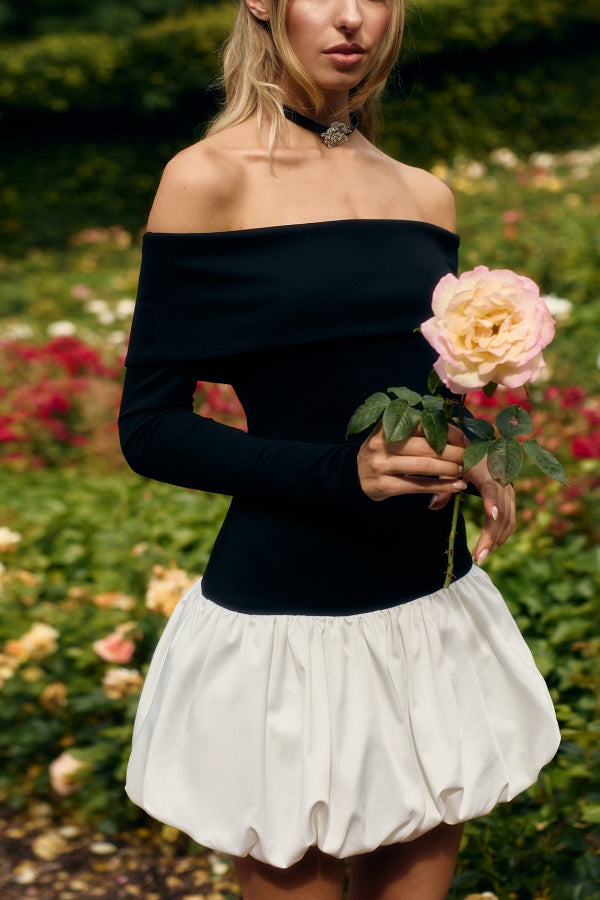 Langärmliges, schulterfreies Minikleid mit Puffärmeln