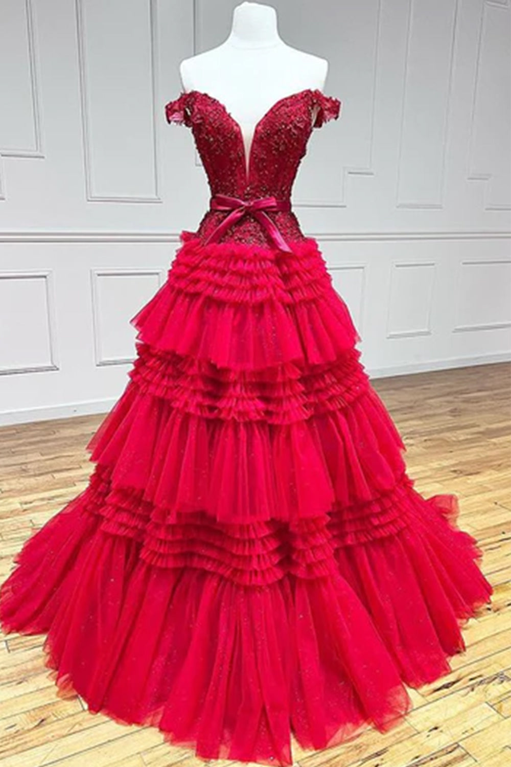 Vestido de fiesta largo rosa claro con volantes y corte princesa en A y hombros descubiertos de Roycebridal