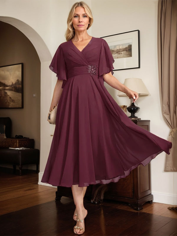 A-Linie, V-Ausschnitt, knielang, Chiffonkleid für die Brautmutter mit plissierten Perlen