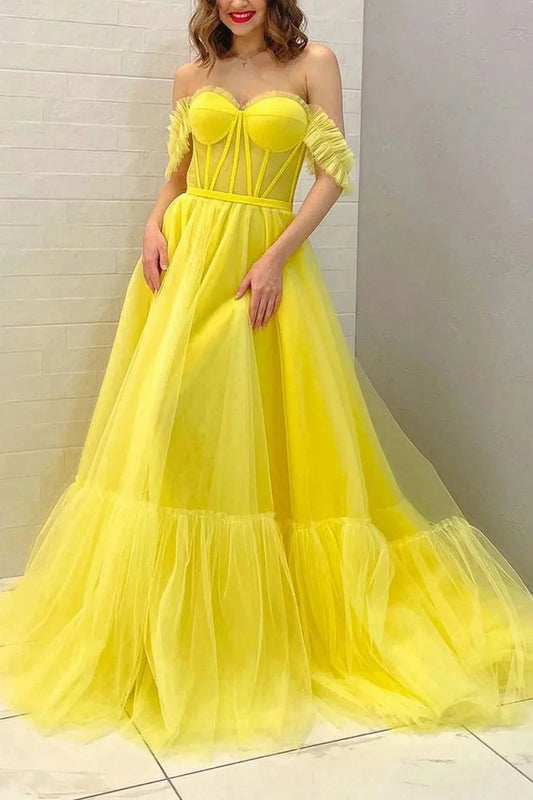 Vestido de fiesta con corsé amarillo y hombros descubiertos