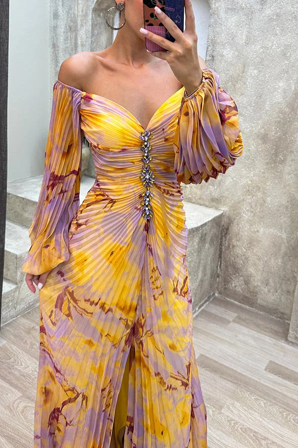 Sunset Serenade – Schulterfreies Maxikleid mit Plissee-Ausschnitt, Rautenverzierung und Schlitz