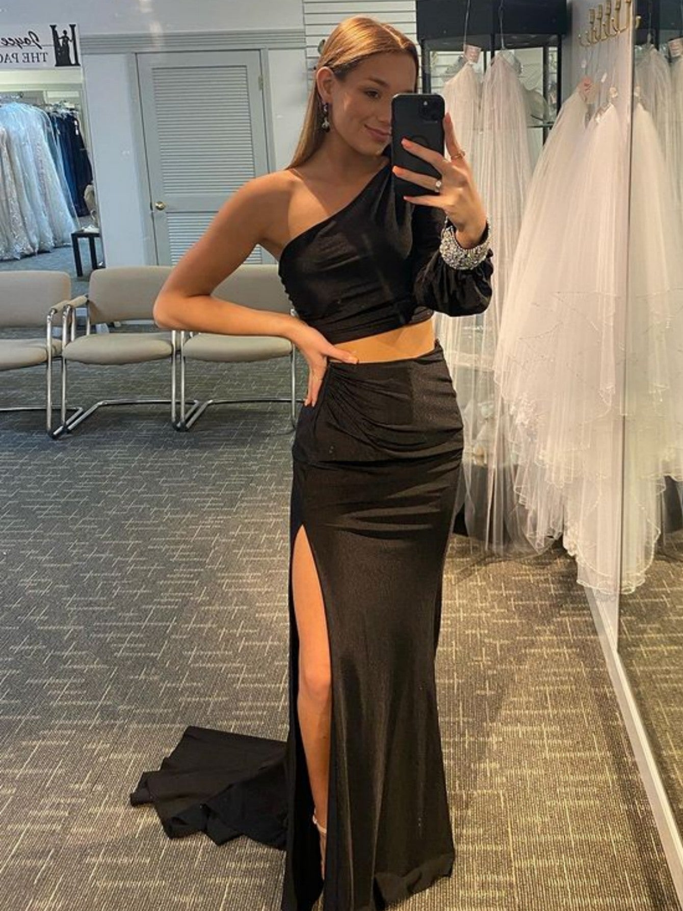 Vestido de fiesta largo negro de satén con escote sirena y un solo hombro, dos piezas