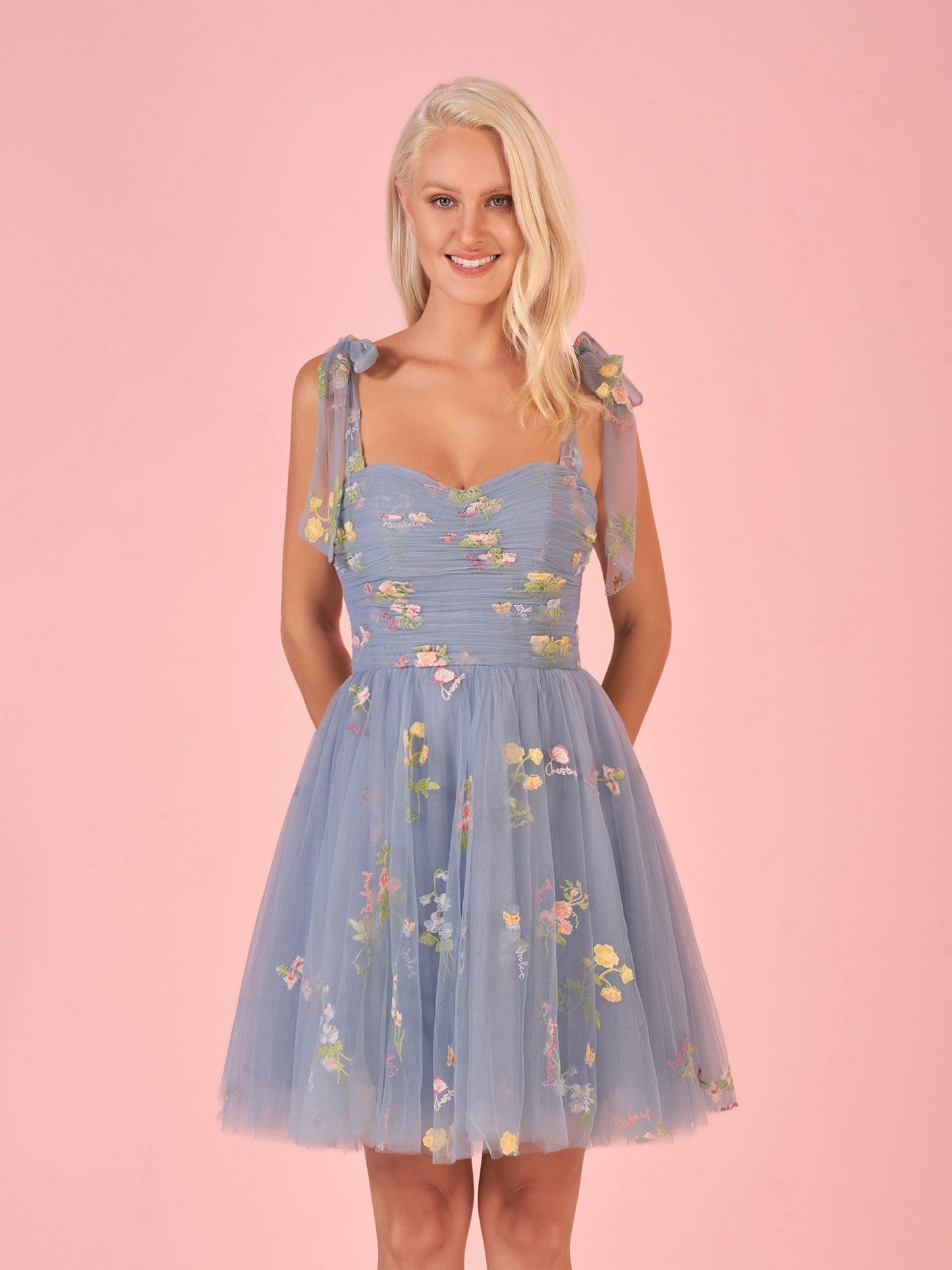 Kurzes Aline-Heimkehrkleid aus Tüll mit Herzausschnitt und Blumenmuster