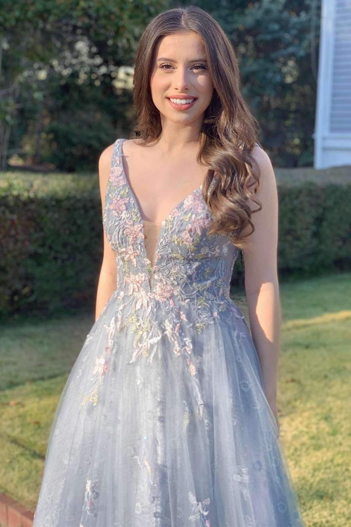 Vestido de fiesta largo de corte A con escote en V y apliques de tul ligero