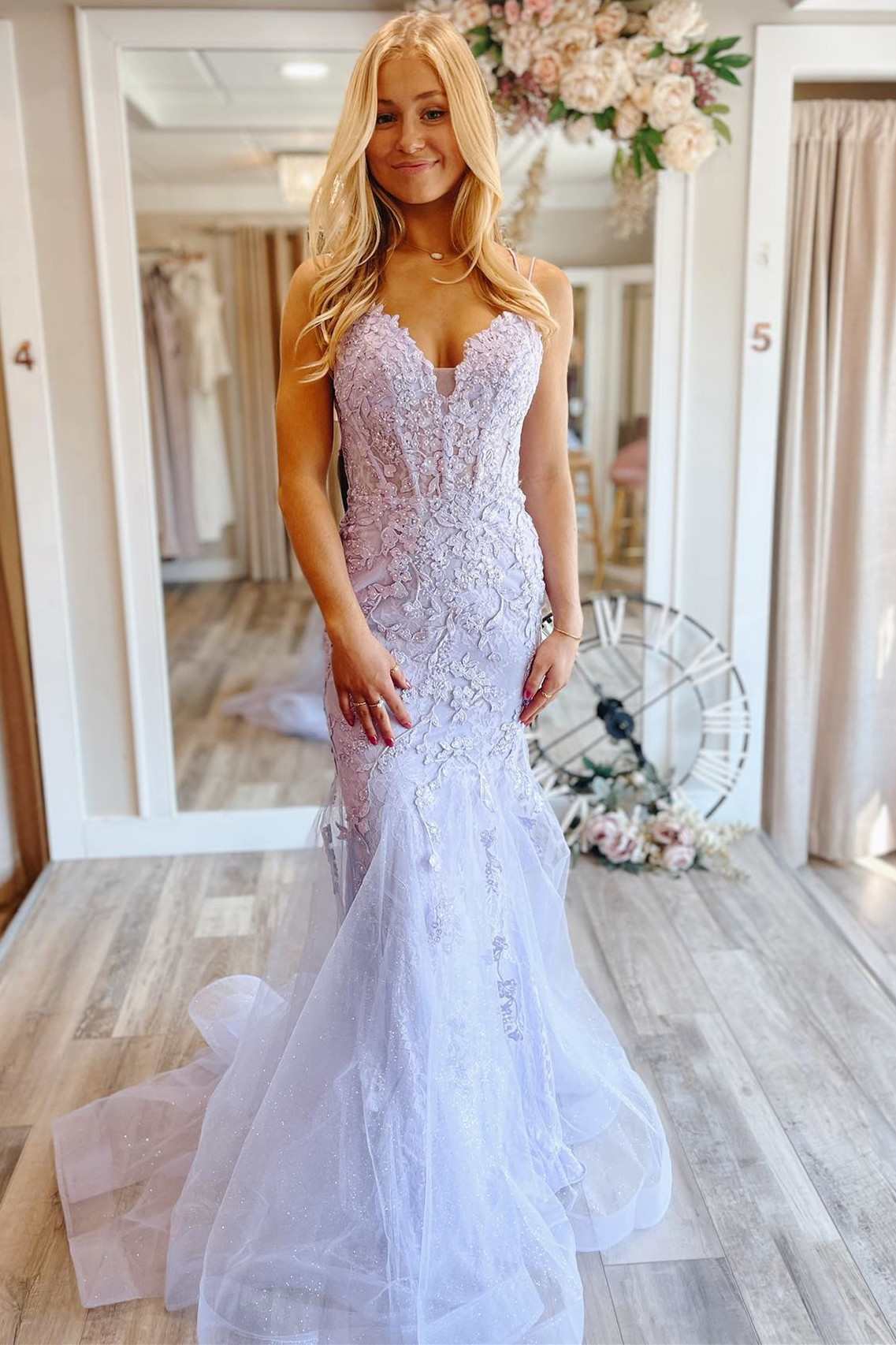 Vestido de fiesta de tul con brillo y encaje con escote en V de sirena