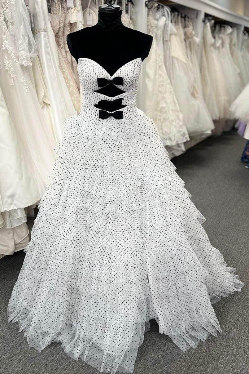 Vestido de fiesta de lunares sin tirantes, con volantes, capas y aberturas