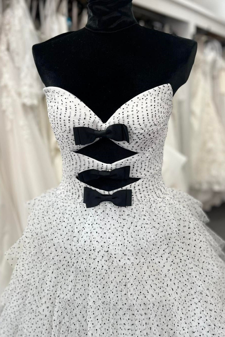 Vestido de fiesta de lunares sin tirantes, con volantes, capas y aberturas