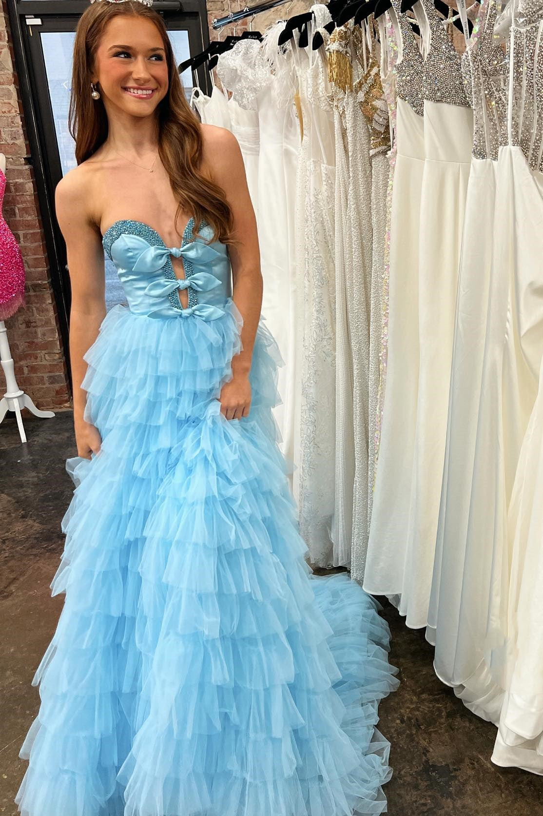 Vestido de fiesta largo negro sin tirantes con lazo y volantes con abertura