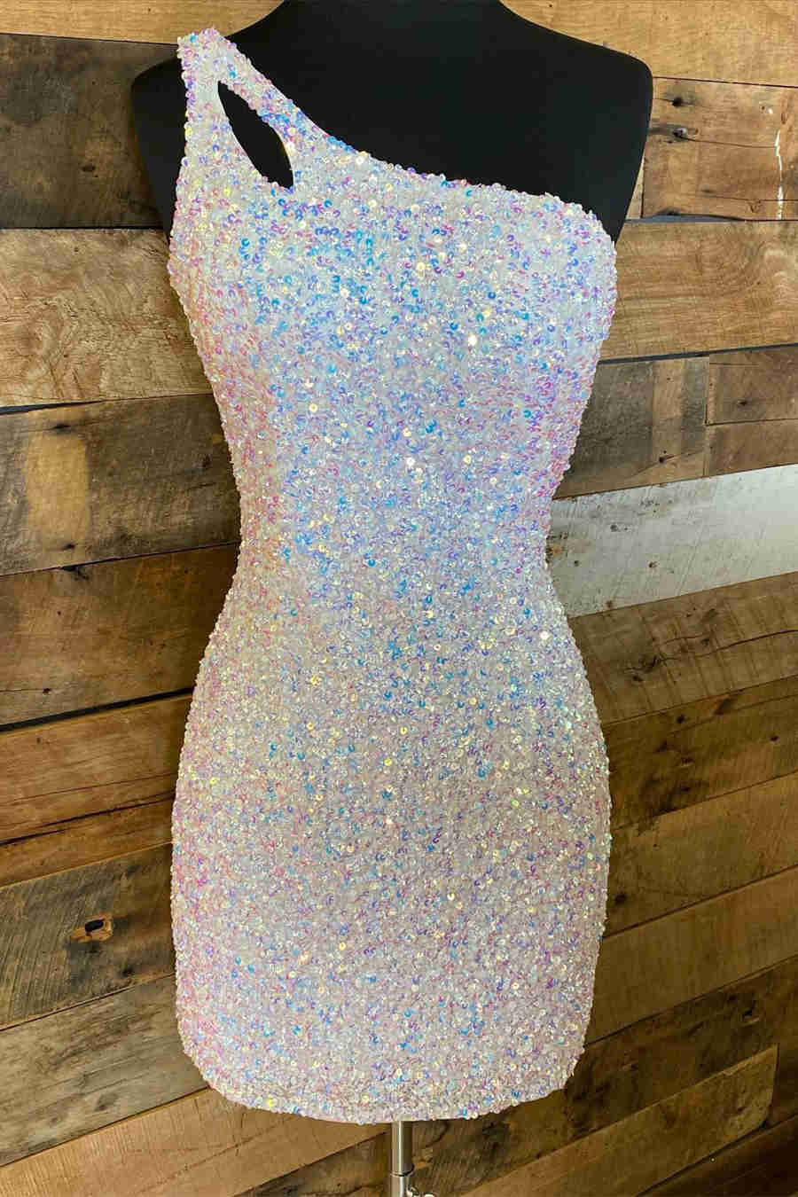 Vestido de fiesta corto ajustado con lentejuelas y un hombro brillante con abertura