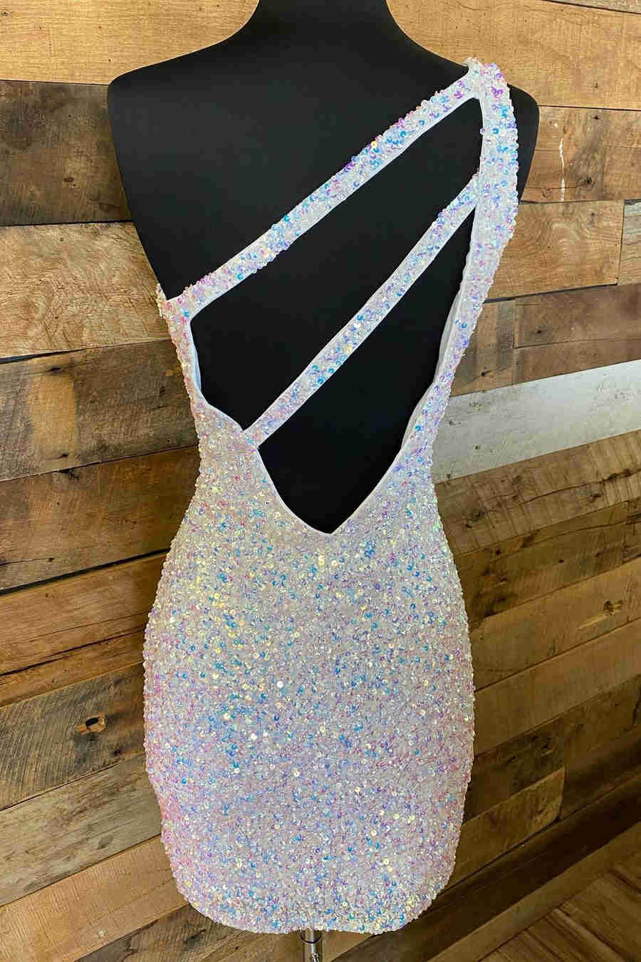 Vestido de fiesta corto ajustado con lentejuelas y un hombro brillante con abertura
