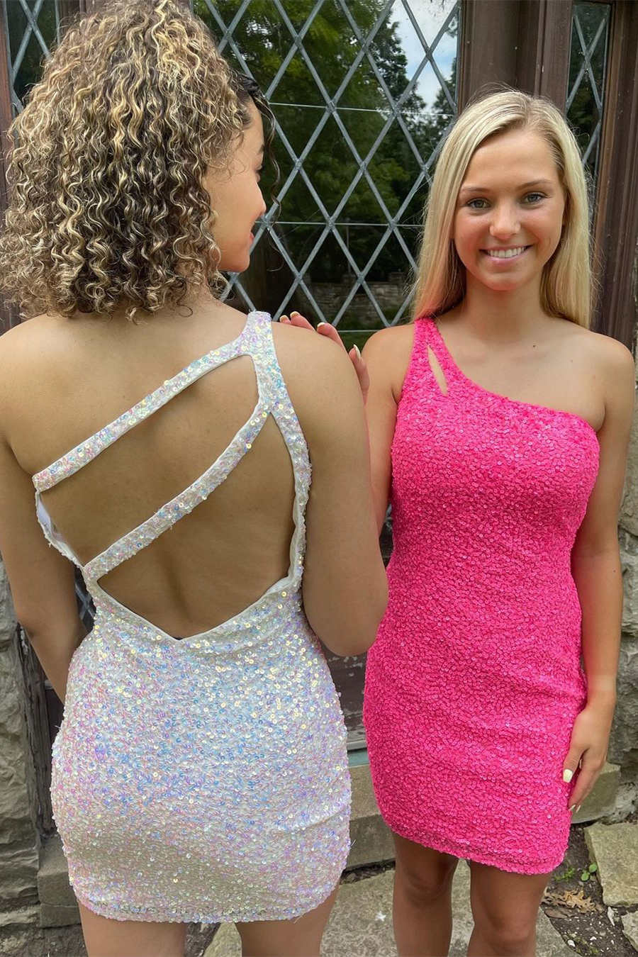 Vestido de fiesta corto ajustado con lentejuelas y un hombro brillante con abertura