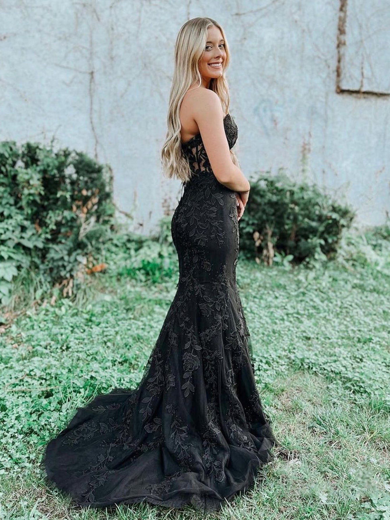 Vestido de fiesta largo de encaje con escote corazón de sirena y apliques