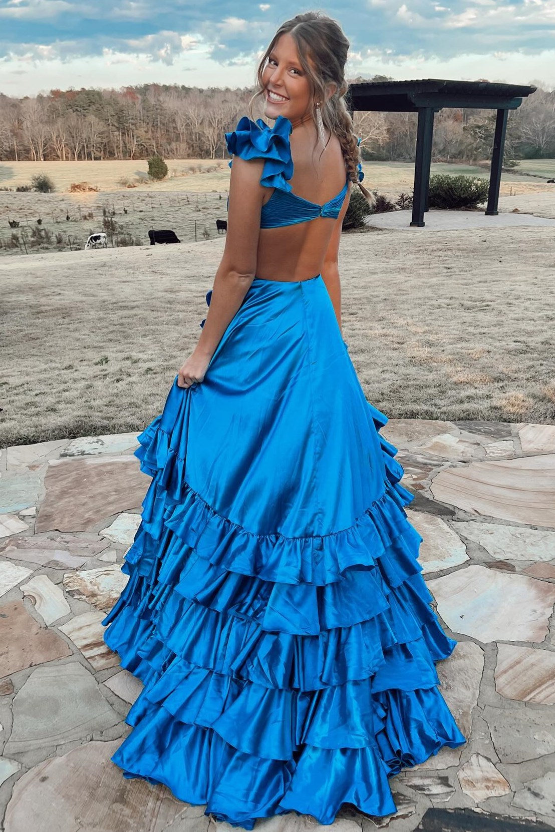 Vestido de fiesta largo de corte A con volantes y abertura
