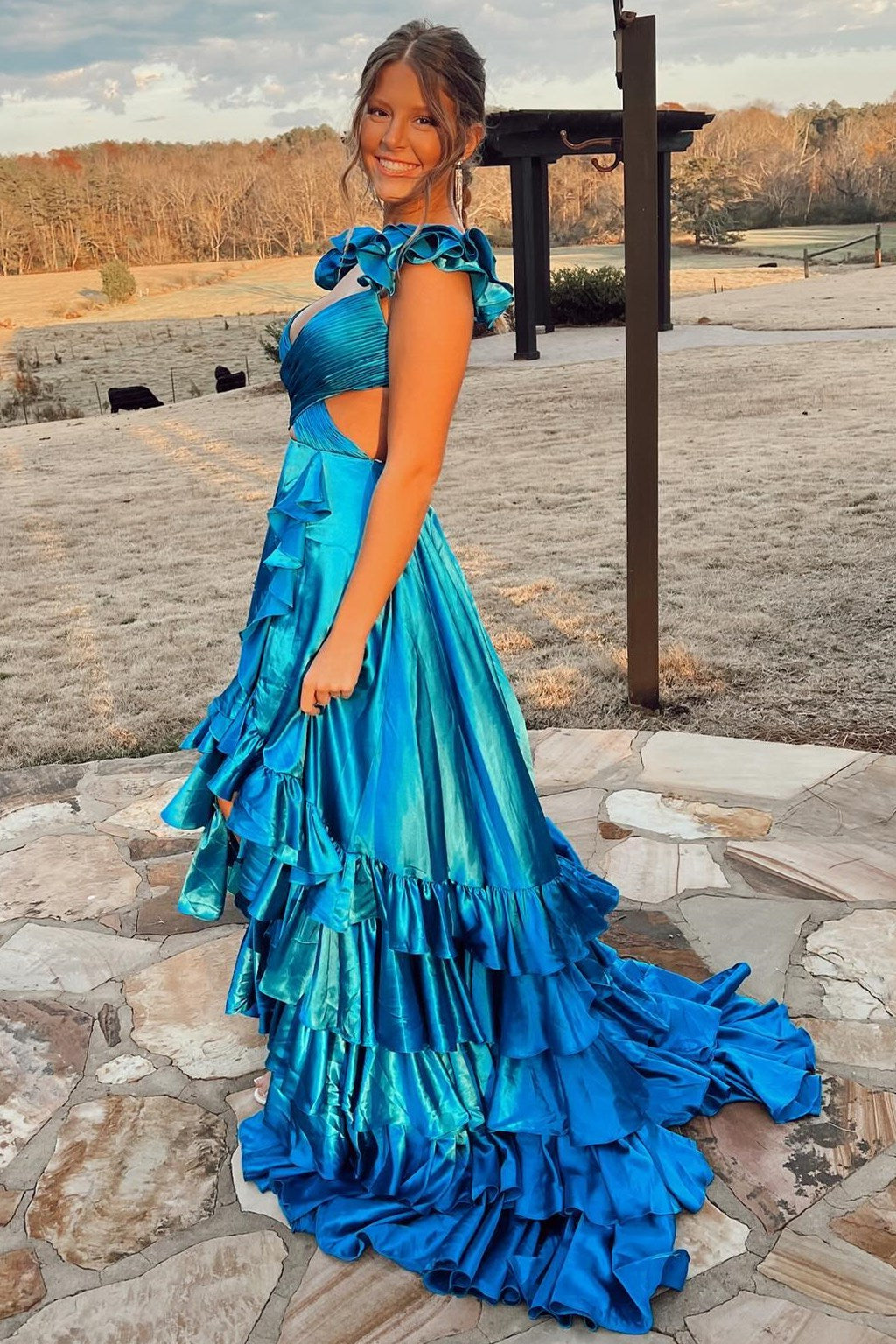 Vestido de fiesta largo de corte A con volantes y abertura