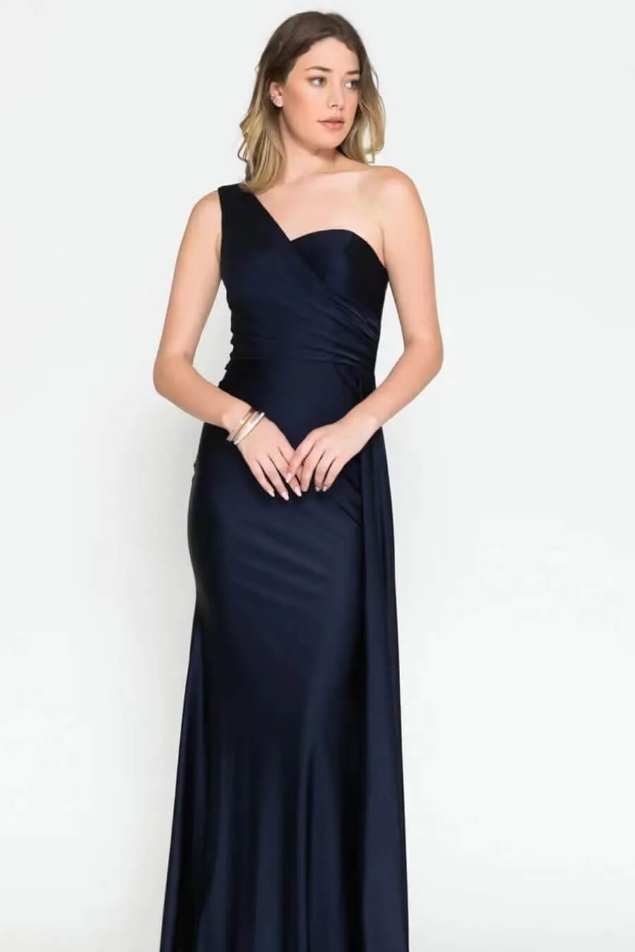 Elegante vestido de noche largo de sirena con un solo hombro y volantes