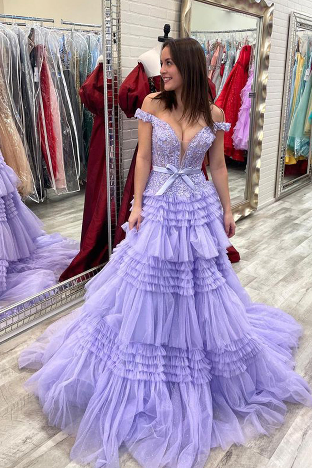 Vestido de fiesta largo rosa claro con volantes y corte princesa en A y hombros descubiertos de Roycebridal