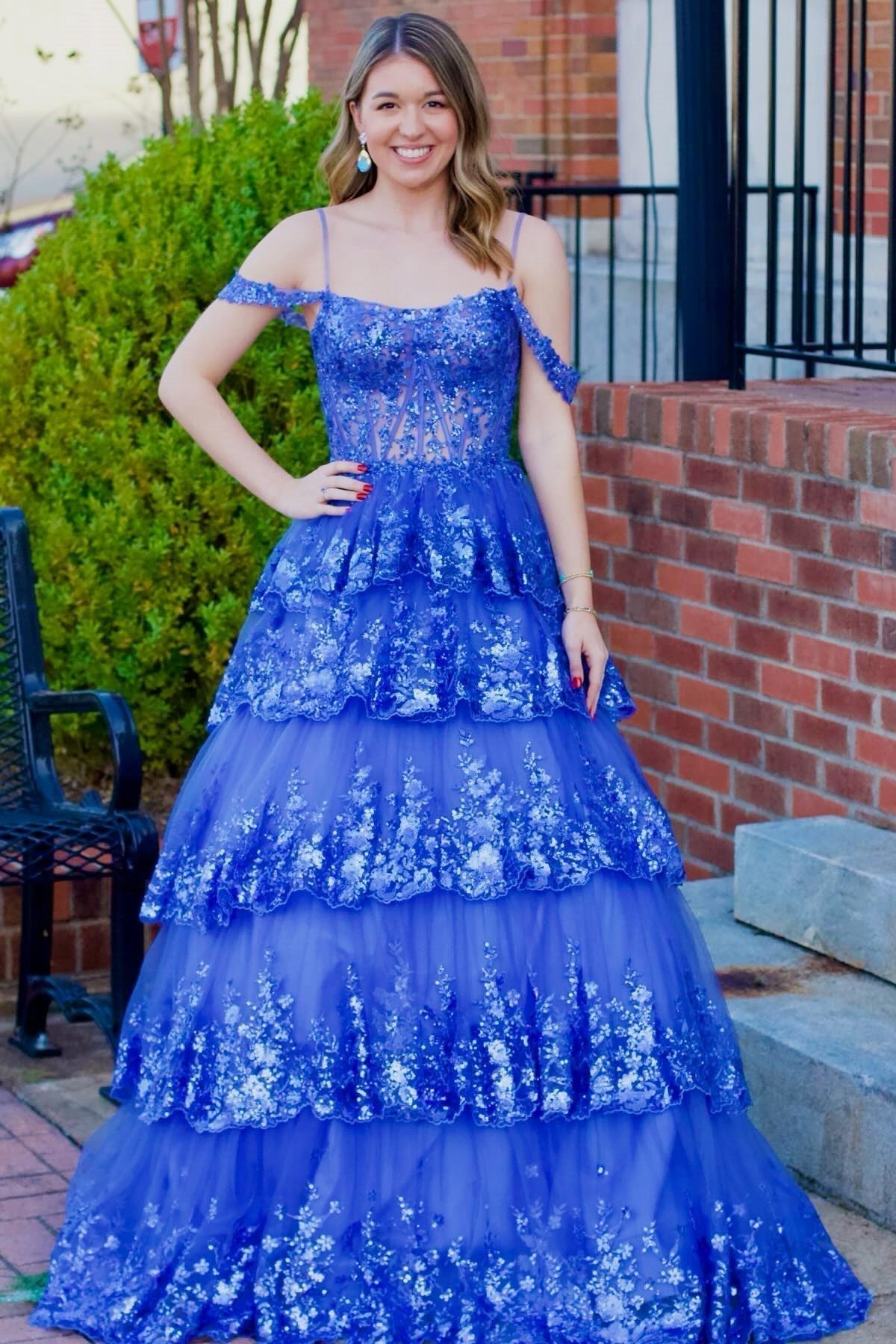 Vestido de fiesta largo con volantes, hombros descubiertos y lentejuelas de tul