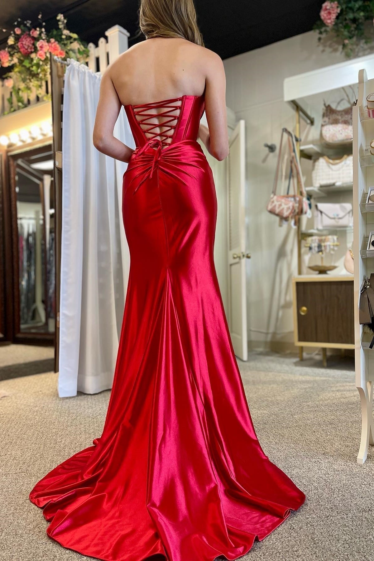 Vestido largo de sirena con abertura y escote torcido sin tirantes