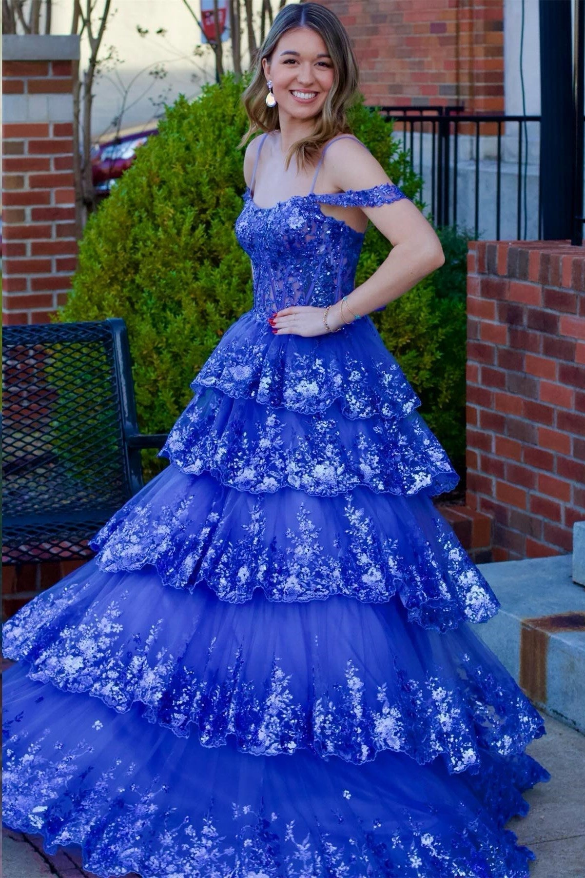 Vestido de fiesta largo con volantes, hombros descubiertos y lentejuelas de tul